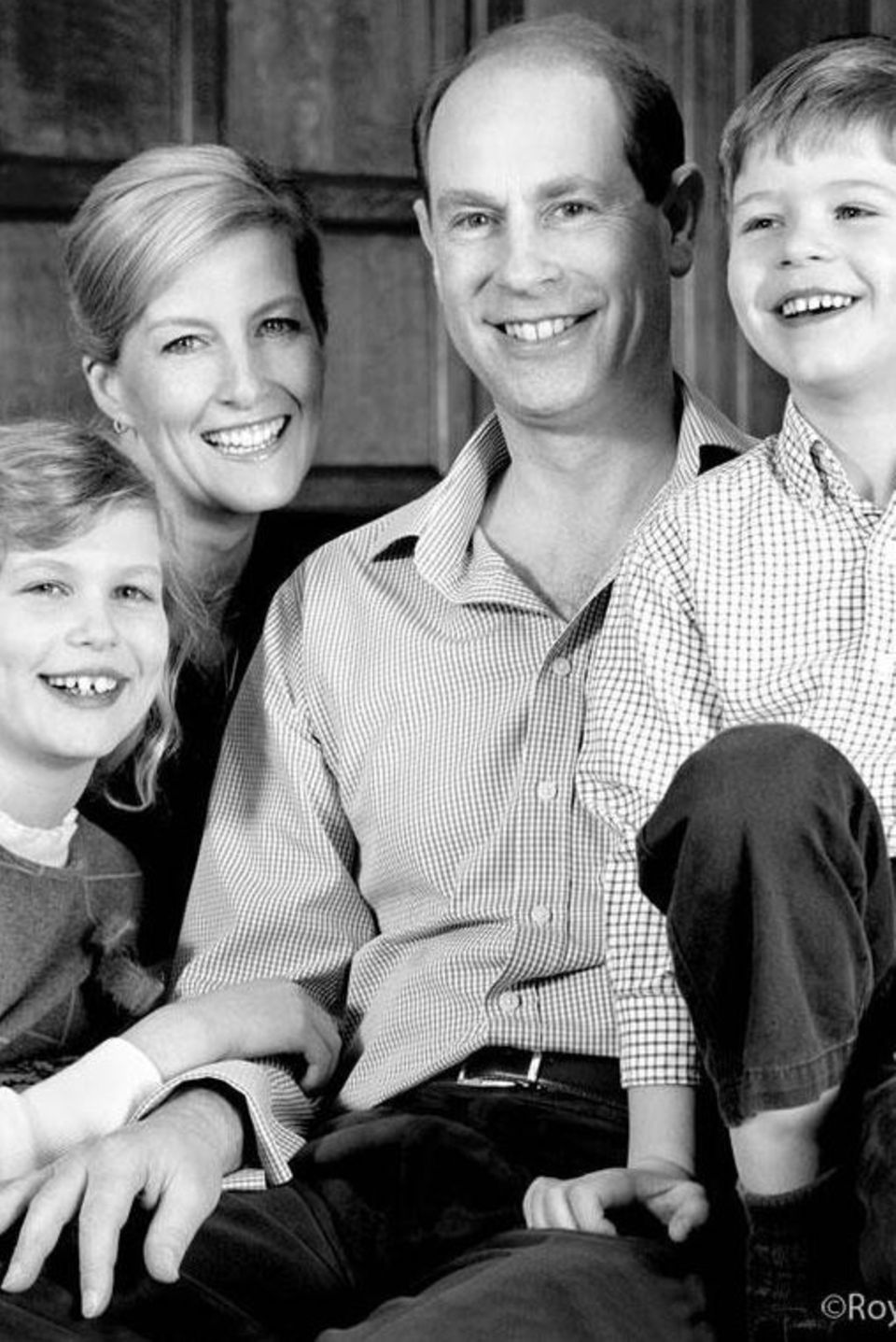 10. März 2014  Zu seinem 50. Geburtstag posiert Prinz Edward, der jüngste Sohn der Queen, mit seiner Frau Gräfin Sophie von Wessex, Tochter Louise und Sohn James für ein offizielles Familienfoto.