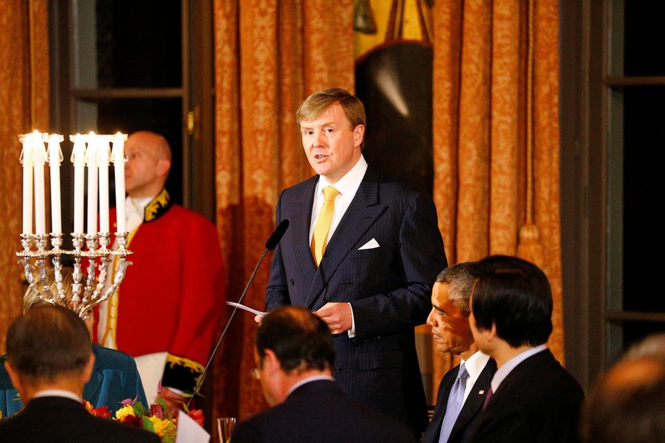 König Willem-Alexander der Niederlande eröffnet das Dinner mit einer Rede. Präsident Obama (rechts) hört andächtig zu.