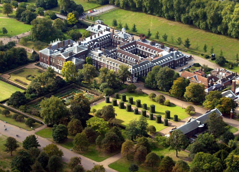 Herzogin Catherine + Prinz William: Ihr Apartment im Kensington-Palast gleicht einer Festung. Für mehr als eine halbe Million Euro ließ William modernste Sicherheitstechnik installieren. Außerdem wird das Gelände rund ums Schloss ständig von bewaffneten Polizisten kontrolliert. Ihr Apartment im Kensington-Palast gleicht einer Festung. Für mehr als eine halbe Million Euro ließ William modernste Sicherheitstechnik installieren. Außerdem wird das Gelände rund ums Schloss ständig von bewaffneten Polizisten kontrolliert.