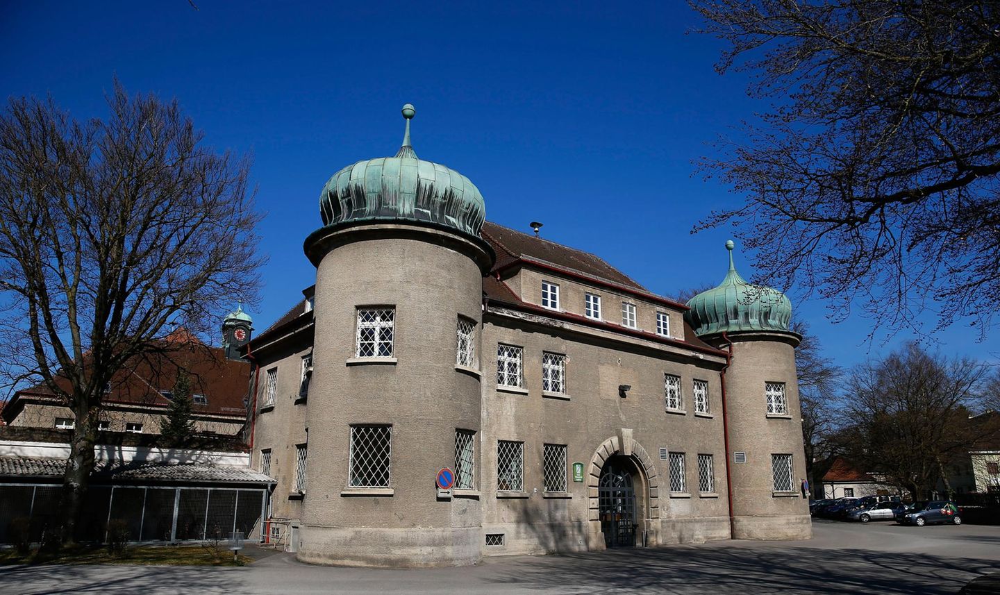 Uli Hoeneß: Sieht aus wie ein Schlösschen, ist aber keins: die Justizvollzugsanstalt Landsberg am Lech. Sieht aus wie ein Schlösschen, ist aber keins: die Justizvollzugsanstalt Landsberg am Lech.