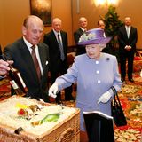 Als Geschenk bringen Prinz Philip und Queen Elizabeth unter anderem einen Korb mit, in dem - so "ABC.com" - Marmeladen und Getränke sind, die auf den Ländereien der königlichen Familie produziert wurden.