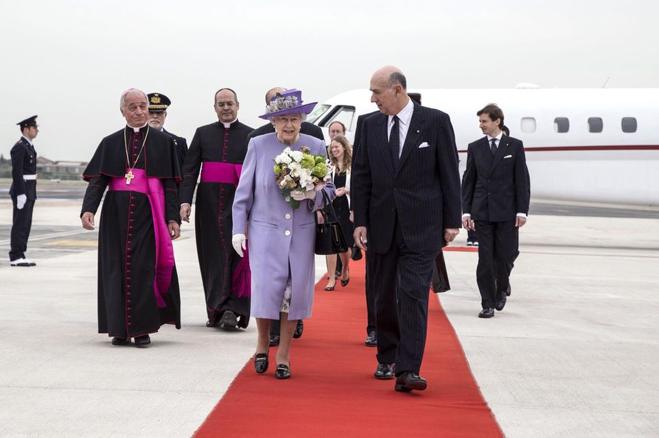 Queen Elizabeth + Prinz Philip: Die Queen wirkt entspannt und gut gelaunt, als sie über den roten Teppich am Ciampino-Flughafen in Rom schreitet. Die Queen wirkt entspannt und gut gelaunt, als sie über den roten Teppich am Ciampino-Flughafen in Rom schreitet.