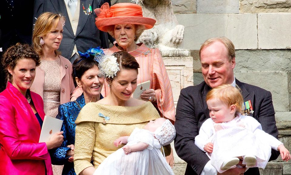 Prinzessin Annemarie und Prinz Carlos Bourbon-Parma mit dem Täufling Cecilia und deren älterer Schwester Luisa. Im Hintergrund: Prinzessin Beatrix der Niederlande
