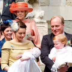 Prinzessin Annemarie und Prinz Carlos Bourbon-Parma mit dem Täufling Cecilia und deren älterer Schwester Luisa. Im Hintergrund: Prinzessin Beatrix der Niederlande