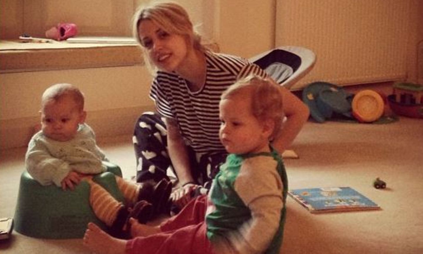 14. Oktober 2013: Peaches Geldof hat es sich mit ihren Söhnen Phaedra und Astala gemültich gemacht.