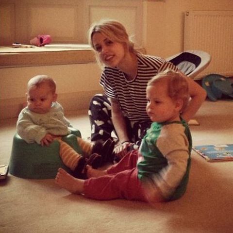 14. Oktober 2013: Peaches Geldof hat es sich mit ihren Söhnen Phaedra und Astala gemültich gemacht.