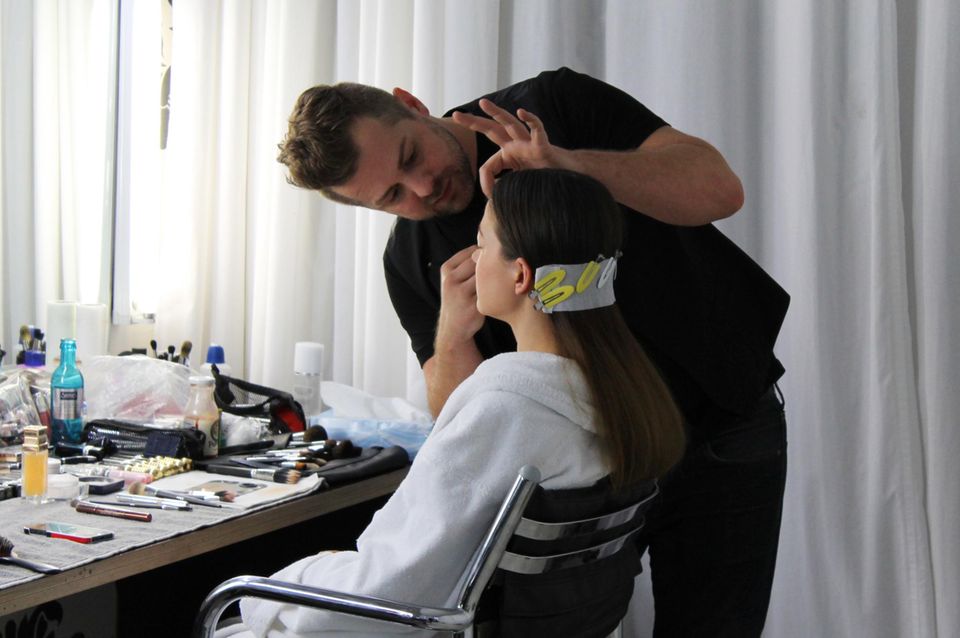 Make-up-Artist Norman Pohl (Dior) macht Hannah Herzsprung fürs Shooting zurecht. Make-up-Artist Norman Pohl (Dior) macht Hannah Herzsprung fürs Shooting zurecht.