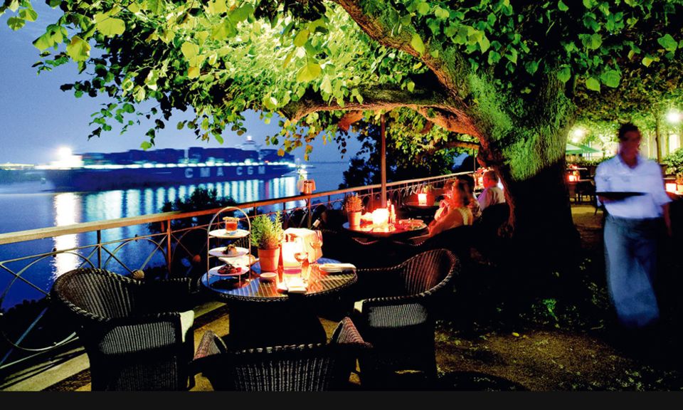 Jubiläums-Menü: Im Sommer ist ein Dinner auf der Lindenterrasse ein ganz besonderer Genuss – imposanten Blick auf Elbe und vorbeiziehende Schiffe gibt’s inklusive Im Sommer ist ein Dinner auf der Lindenterrasse ein ganz besonderer Genuss – imposanten Blick auf Elbe und vorbeiziehende Schiffe gibt’s inklusive