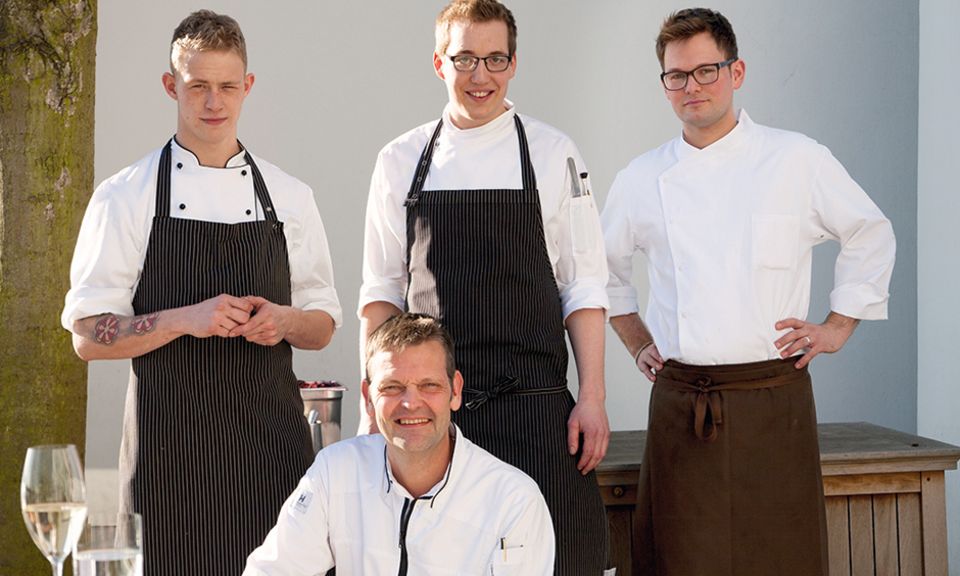 Jubiläums-Menü: Einer für alle: Chefkoch Thomas Martin mit seinem jungen Team. Rüdiger Mehlgarten, Moritz Ebert und Tobias Haas (hinten, von links) halfen, das "Gala"-Jubiläums-Menü perfekt herzurichten Einer für alle: Chefkoch Thomas Martin mit seinem jungen Team. Rüdiger Mehlgarten, Moritz Ebert und Tobias Haas (hinten, von links) halfen, das "Gala"-Jubiläums-Menü perfekt herzurichten