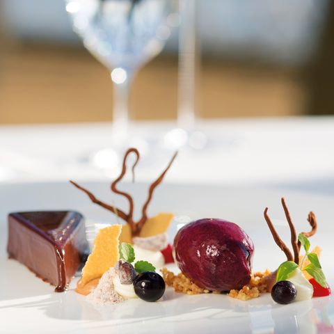 Gâteau von Schokoladenganache mit Cassissorbet
