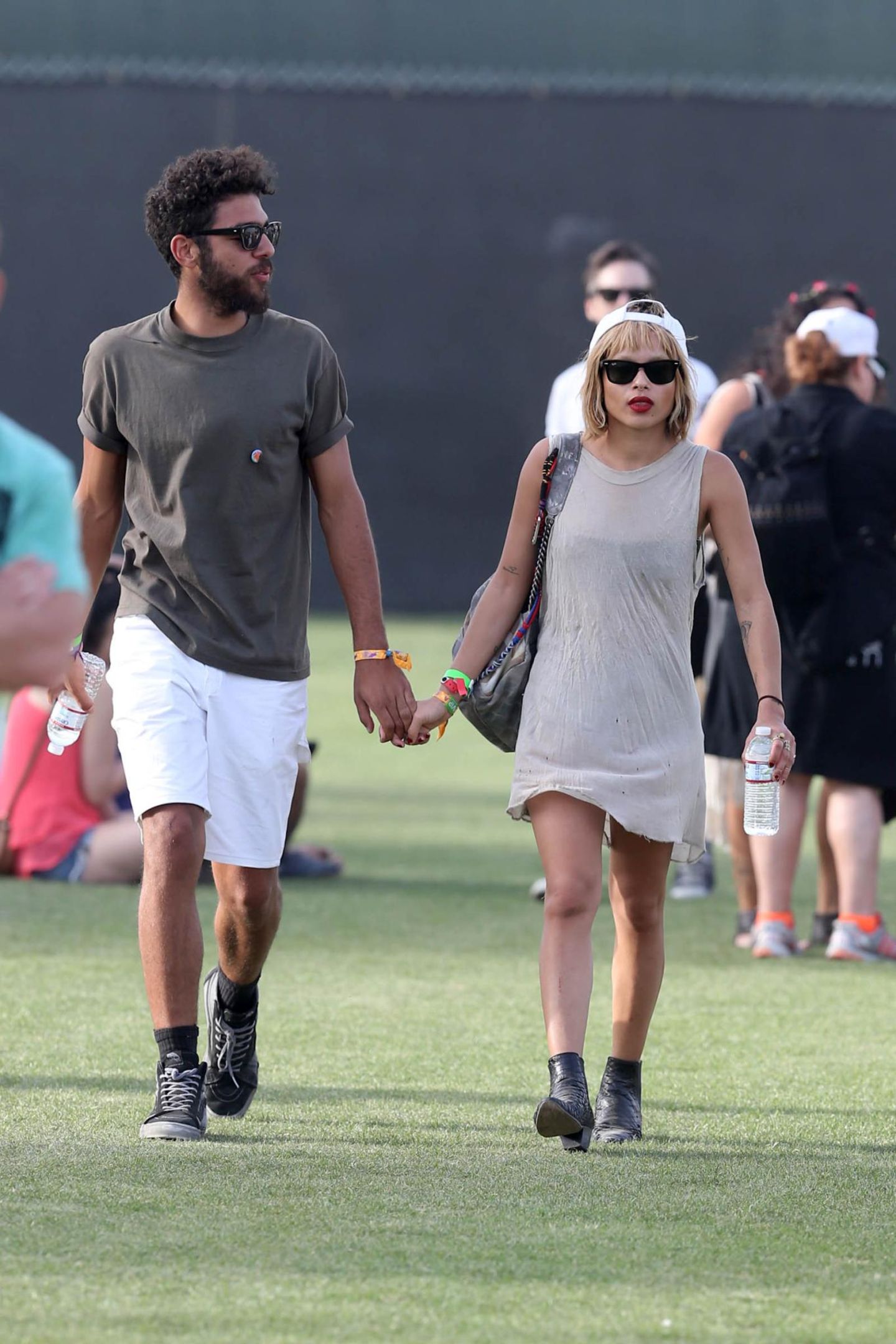 Was läuft da zwischen Noah Becker und Zoe Kravitz, der Tochter von Lenny Kravitz? Die beiden spazieren Händchen haltend übers Festivalgelände.