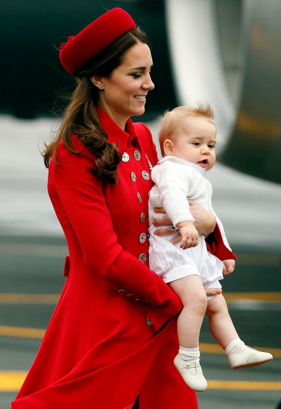 Prinz George bei der Ankunft am Flughafen von Wellington (Neuseeland): Herzogin Catherine hielt ihn so, dass Fotografen und Kameras jede Menge neue Bilder bekamen.