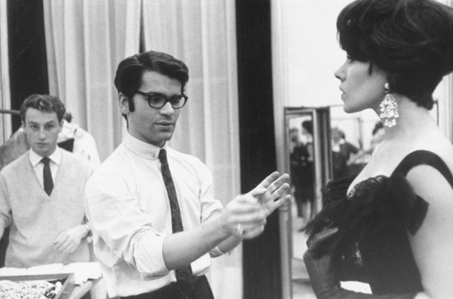 Karl Lagerfeld: Lagerfeld ist bekannt für seine Disziplin. Das Foto zeigt ihn Anfang der Sechziger Jahre als künstlerischen Direktor in Paris. Lagerfeld ist bekannt für seine Disziplin. Das Foto zeigt ihn Anfang der Sechziger Jahre als künstlerischen Direktor in Paris.