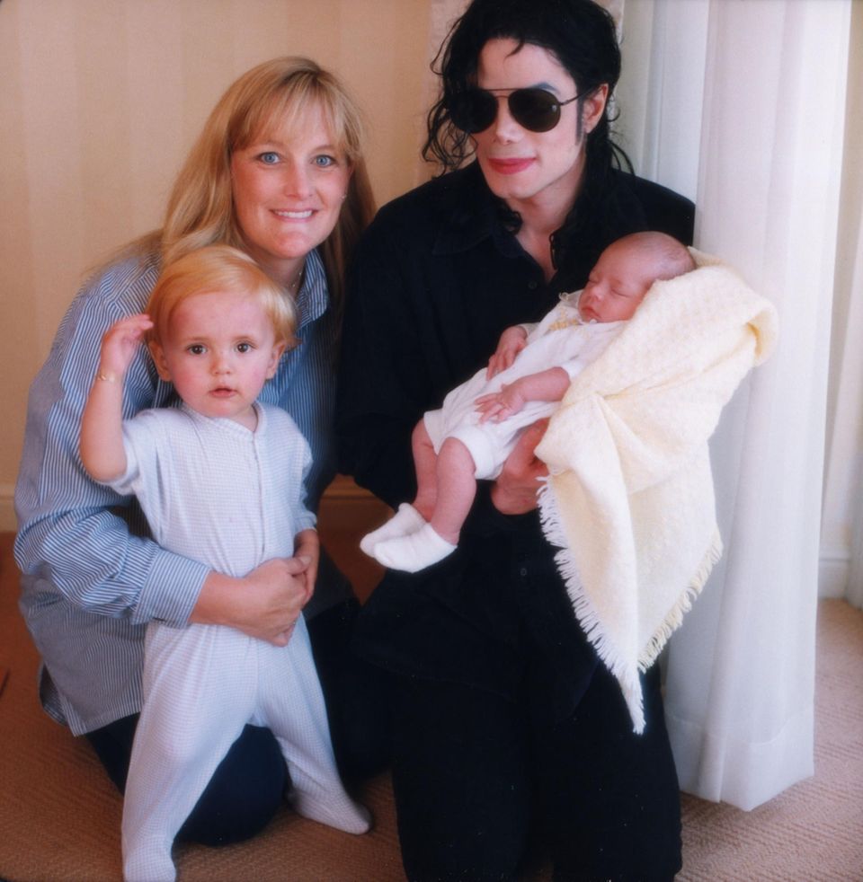 Debbie Rowe mit Michael Jackson und den Kindern Prince und Paris. 1999 ließ sich das Paar scheiden.