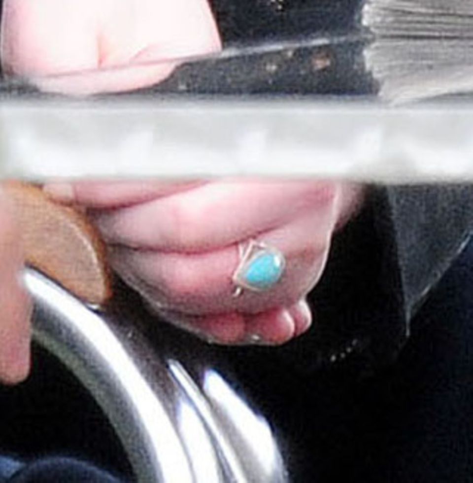 Nicholas Hoult + Jennifer Lawrence: Wirkt nicht wie ein Verlobungsring: Jennifer Lawrence mit einem türkisfarbenen Stein am Finger. Wirkt nicht wie ein Verlobungsring: Jennifer Lawrence mit einem türkisfarbenen Stein am Finger.