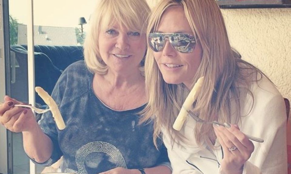 Heidi Klum: Nach der Geburtstagfeier ihrer Tochter Leni hat sich Heidi Klum nach Deutschland verabschiedet, wo sie für das Finale von "GNTM" vor der Kamera steht. Vor den Proben ging es mit Mutter Erna aber noch zum Spargel-Essen. Mai 2014 Heidi Klum ist bei ihren Eltern in Deutschland zu Hause und Mama Erna hat Spargel auf den Tisch gezaubert.