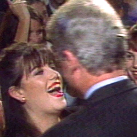 Bill Clinton begrüßt Monica Lewinsky 1996 bei einer Veranstaltung in Washington.