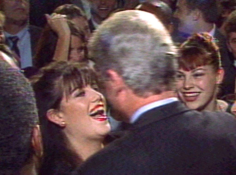 Monica Lewinsky: Bill Clinton begrüßt Monica Lewinsky 1996 bei einer Veranstaltung in Washington. Bill Clinton begrüßt Monica Lewinsky 1996 bei einer Veranstaltung in Washington.