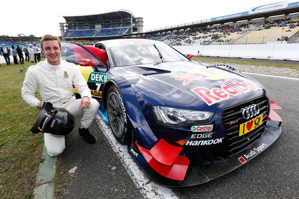 Stolz posiert Pierre Casiraghi neben einem Auto am Hockenheimring.