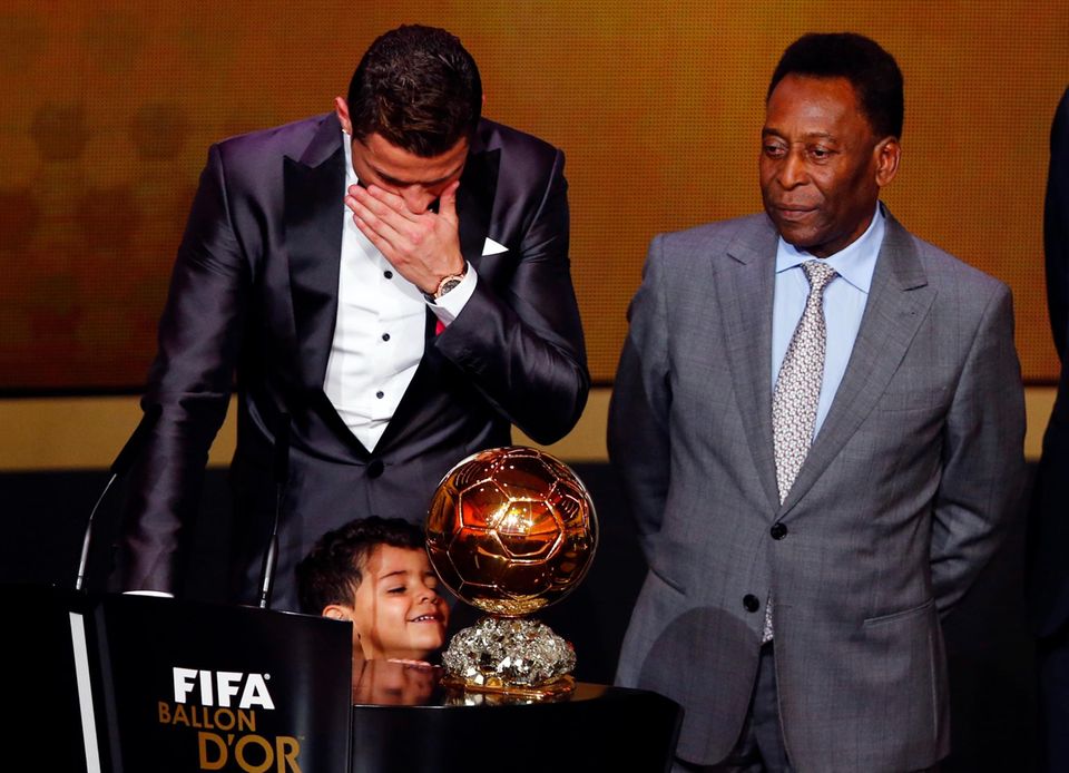 Cristiano Ronaldo: Cristiano Ronaldo (l.) nahm die Auszeichnung "Weltfußballer des Jahres 2013" unter Tränen von Spielerlegende Péle entgegen. Mit dabei: Papas ganzer Stolz Cristiano Ronaldo Jr. Cristiano Ronaldo, Cristiano Ronaldo Jr.