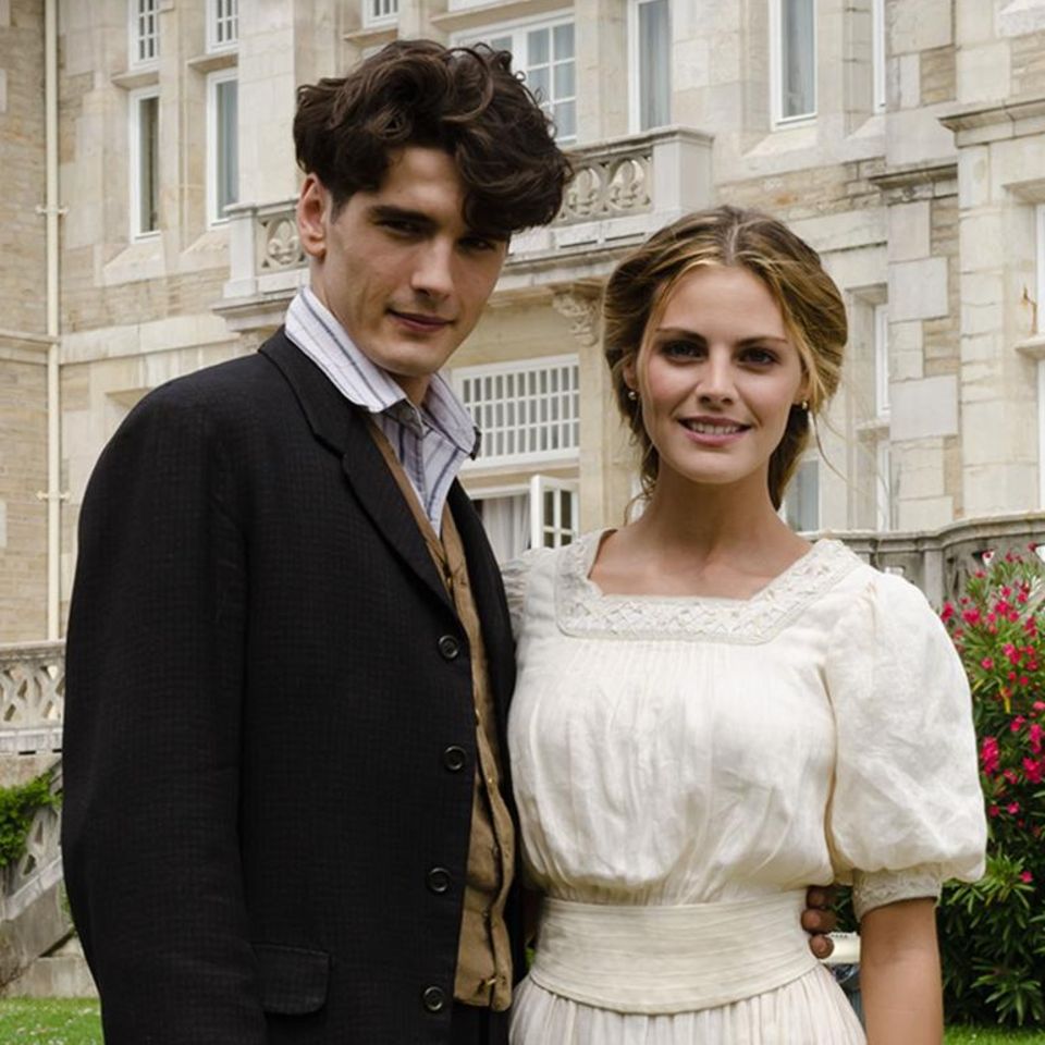 "Julio" (Yon Gonzalez) und "Alicia" (Amaia Salamanca) vor dem "Grand Hotel"