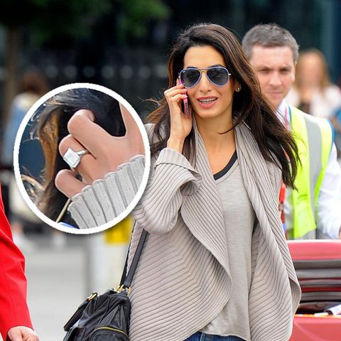 Amal Alamuddin kommt am Flughafen in London an und zeigt ihren Verlobungsring.