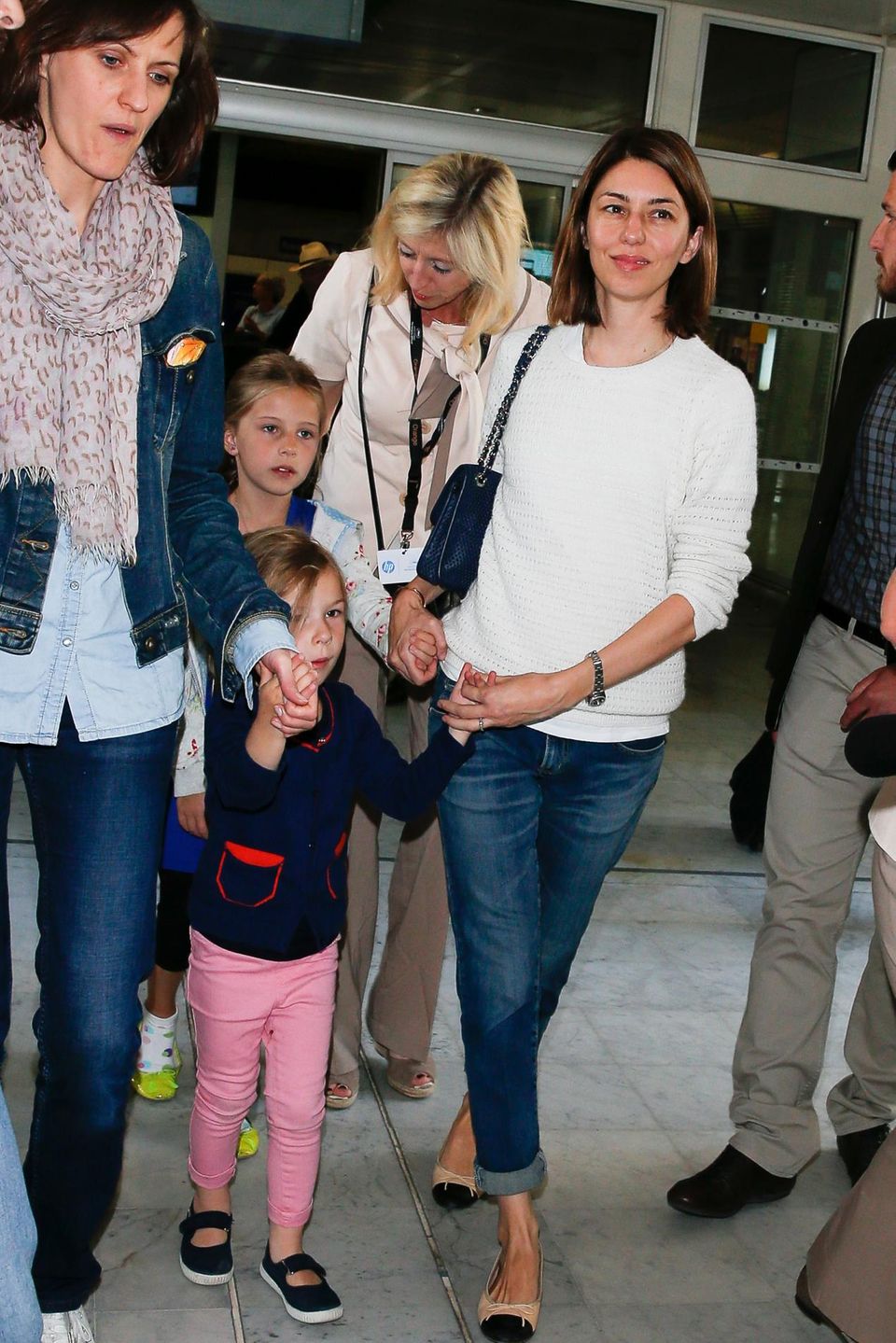 Regisseurin Sofia Coppola reist mit ihren Töchtern Romy und Cosima an. Regisseurin Sofia Coppola reist mit ihren Töchtern Romy und Cosima an.