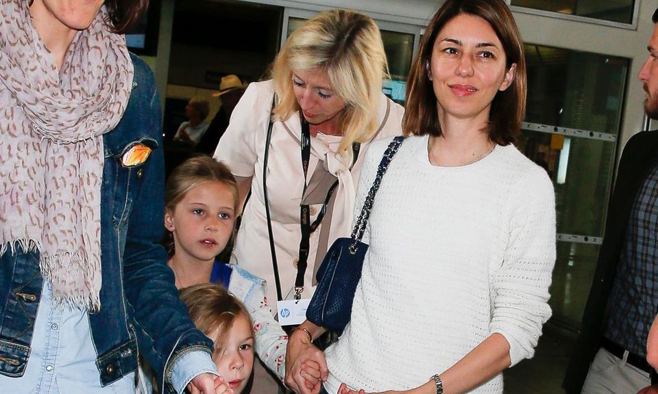 Regisseurin Sofia Coppola reist mit ihren Töchtern Romy und Cosima an.