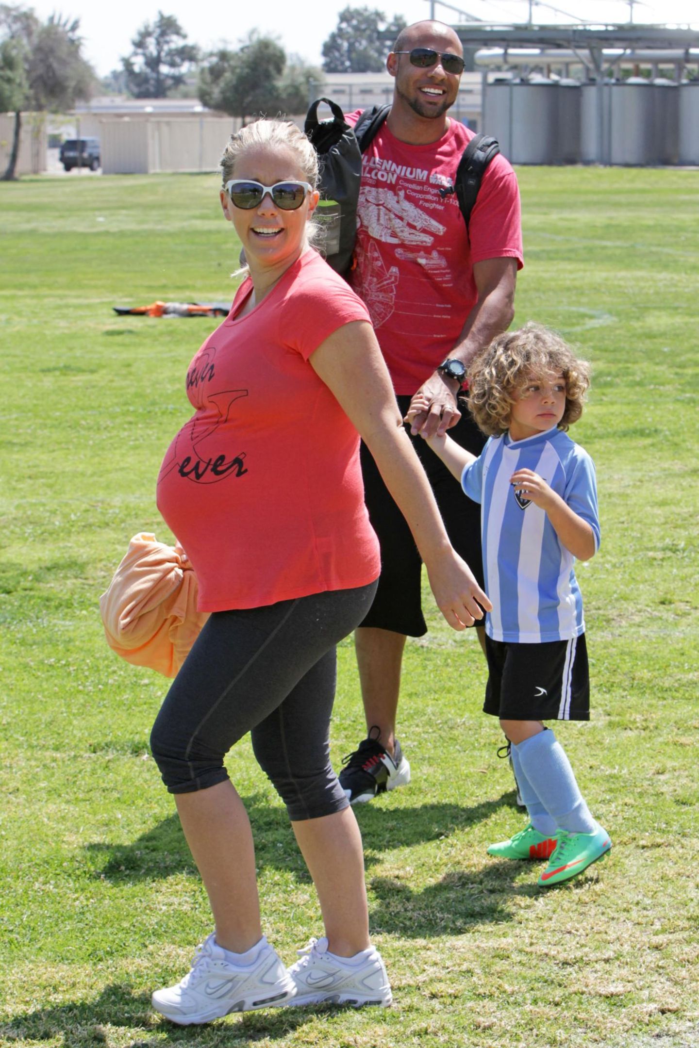 Kendra Wilkinson: Selbst hochschwanger begleitet Kendra Wilkinson zusammen mit Ehemann Hank Baskett ihren Sohn noch auf den Fußballplatz. Selbst hochschwanger begleitet Kendra Wilkinson zusammen mit Ehemann Hank Baskett ihren Sohn noch auf den Fußballplatz.