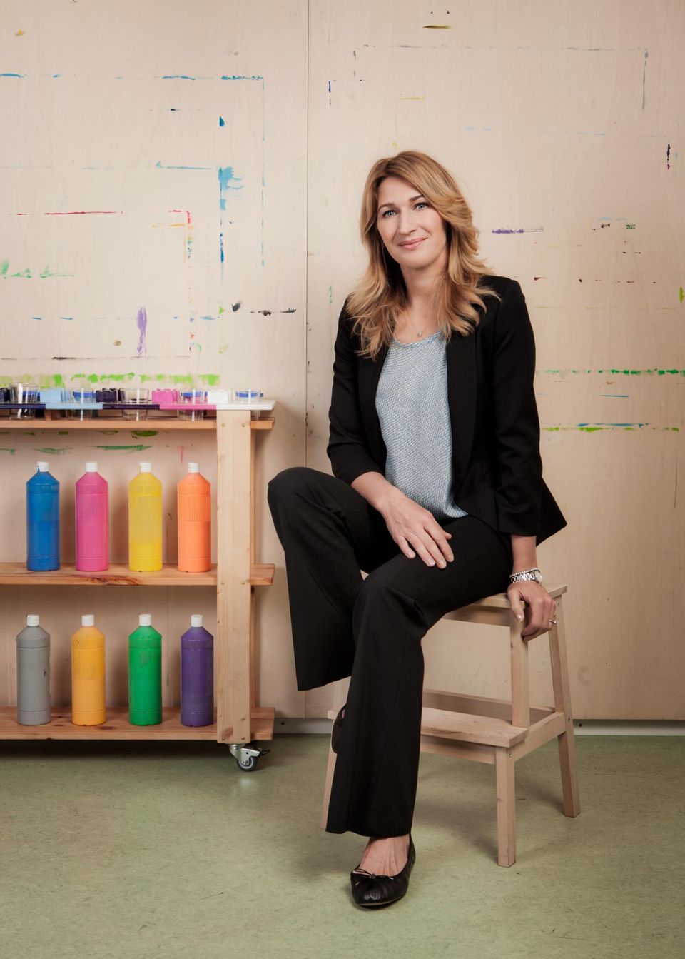Stefanie Graf: Stefanie Graf im Gebäude von "Children for Tomorrow" auf dem Gelände des Uniklinikums Hamburg-Eppendorf. Die Farbkleckse an der Wand zeugen von der Maltherapie, mit der hier Flüchtlingskindern (unter anderem) geholfen werden soll. Stefanie Graf im Gebäude von "Children for Tomorrow" auf dem Gelände des Uniklinikums Hamburg-Eppendorf. Die Farbkleckse an der Wand zeugen von der Maltherapie, mit der hier Flüchtlingskindern (unter anderem) geholfen werden soll.