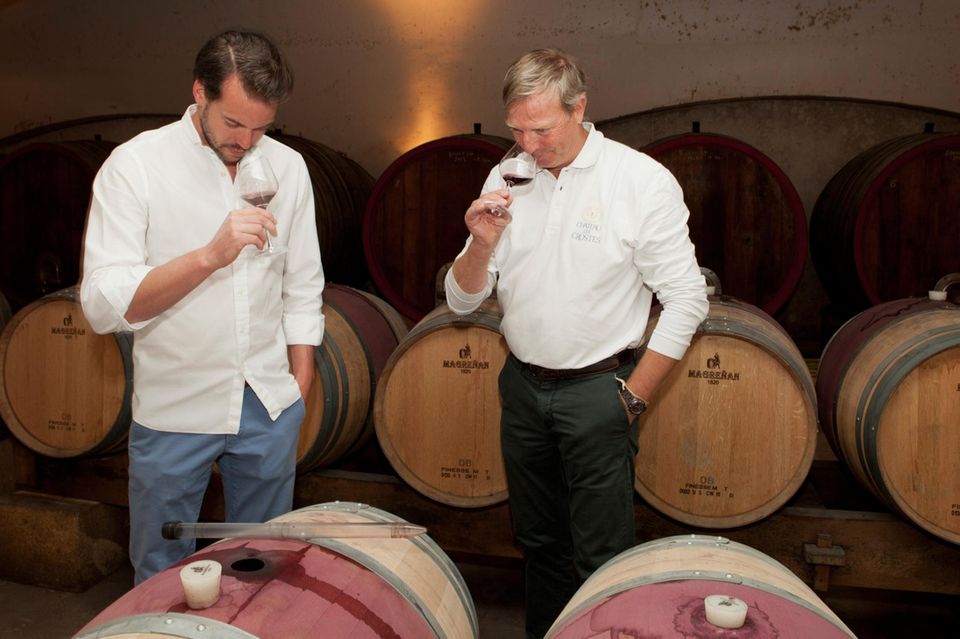 Prinzessin Claire + Prinz Félix: Der Wein: Mineralischer Boden, Sonne satt: In der Provence gedeihen hervorragende Weine. Château les Crostes produziert prämierte Rosé-, Weiß- und Rotweine, insgesamt rund 360 000 Flaschen im Jahr. Noch muss Prinz Félix das Handwerk lernen (Foto mit Önologe Ted Garin), langfristig wird er das Management übernehmen. Das Gut beliefert auch Restaurants in Deutschland, etwa die "Brasserie La Provence" in Hamburg. Der Wein: Mineralischer Boden, Sonne satt: In der Provence gedeihen hervorragende Weine. Château les Crostes produziert prämierte Rosé-, Weiß- und Rotweine, insgesamt rund 360 000 Flaschen im Jahr. Noch muss Prinz Félix das Handwerk lernen (Foto mit Önologe Ted Garin), langfristig wird er das Management übernehmen. Das Gut beliefert auch Restaurants in Deutschland, etwa die "Brasserie La Provence" in Hamburg.
