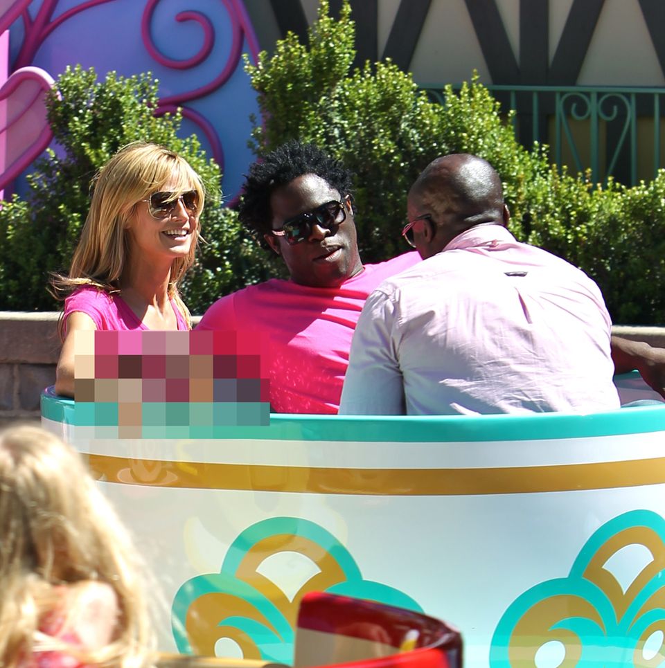 Keine Spur von Zwietracht: Heidi Klum, Jeymes Samuel und Seal amüsieren sich in den Teetassen im Disneyland.