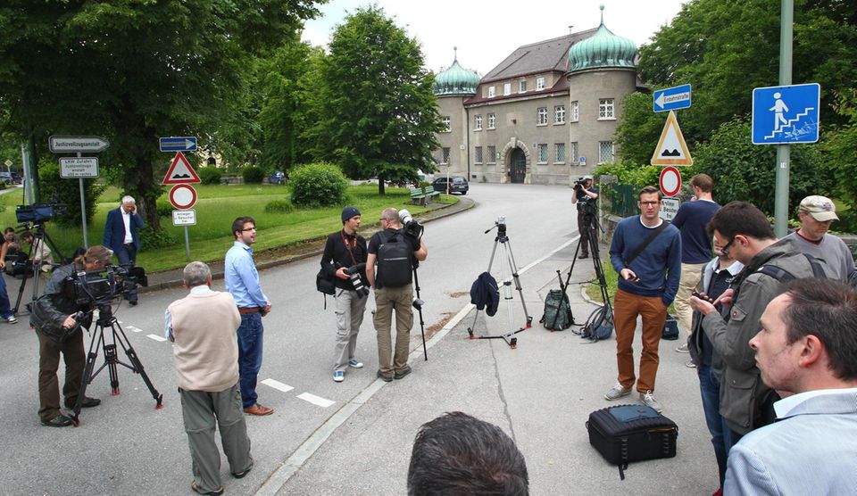 Warten auf Uli Hoeneß: Fotografen und Journalisten haben sich vor der JVA Landsberg versammelt.