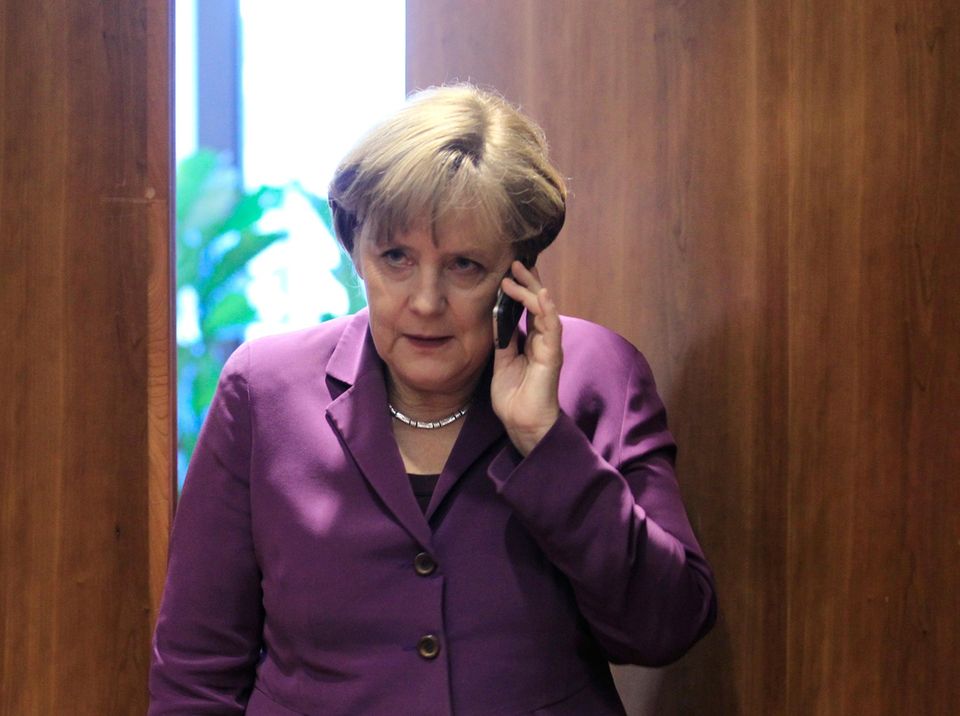 Wer wird Millionär?: Angela Merkel hat keine Zeit ans Telefon zu gehen, als Wolfgang Bosbach sie zum Telefonjoker machen will. Angela Merkel hat keine Zeit ans Telefon zu gehen, als Wolfgang Bosbach sie zum Telefonjoker machen will.
