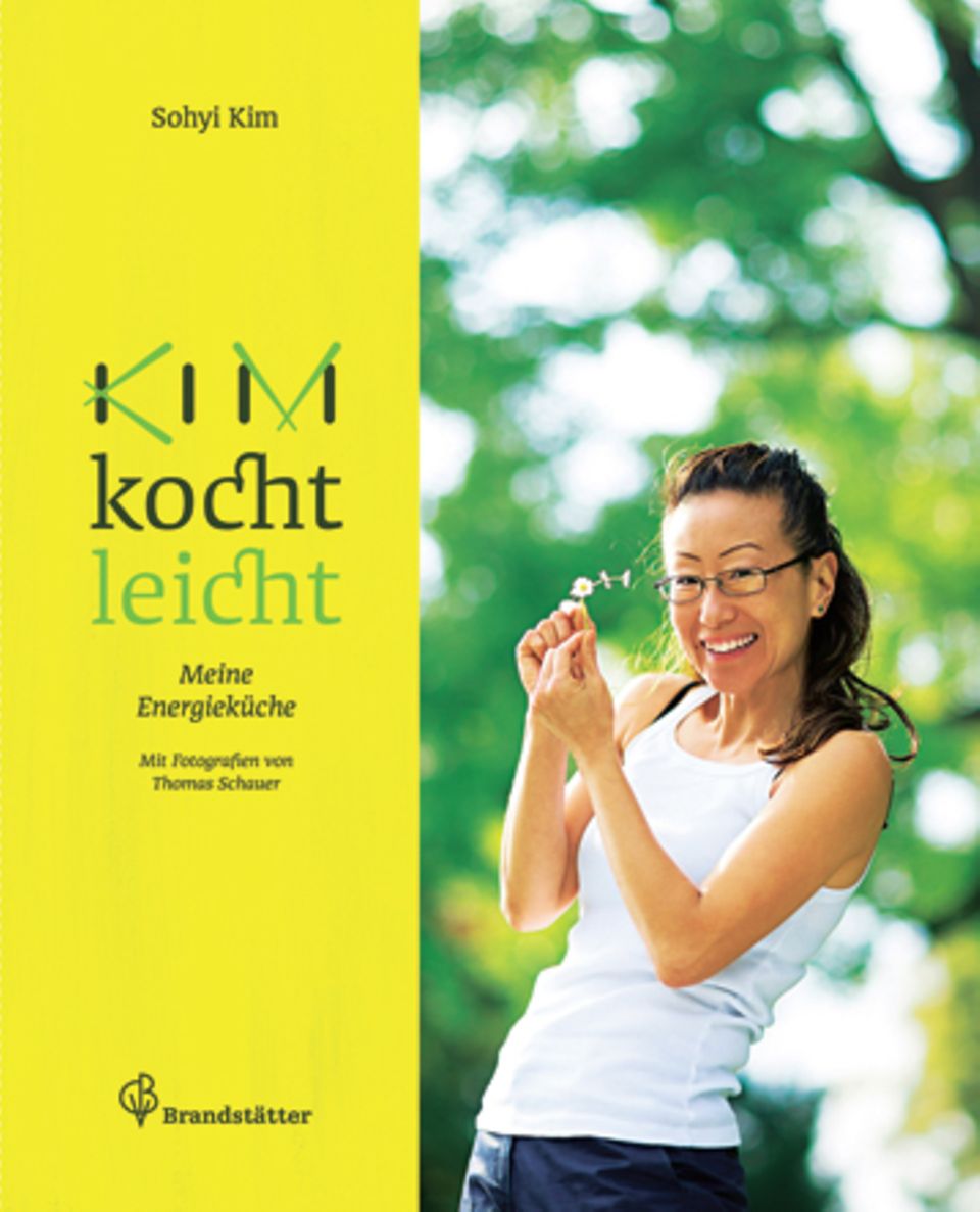 Picknick: Die Wiener Spitzengastronomin und TV-Köchin Sohyi Kim liebt den gesunden Mix aus europäischen Klassikern und ostasiatischer Balance-Küche. In ihrem neuen Buch serviert sie energiereiche Gerichte wie Zuckermelone mit Lachs und Tofuleibchen im Sesammantel – Powerfood für jeden Tag. ("Kim kocht leicht – Meine Energieküche", Christian Brandstätter Verlag, 176 S., 29,90 Euro) Die Wiener Spitzengastronomin und TV-Köchin Sohyi Kim liebt den gesunden Mix aus europäischen Klassikern und ostasiatischer Balance-Küche. In ihrem neuen Buch serviert sie energiereiche Gerichte wie Zuckermelone mit Lachs und Tofuleibchen im Sesammantel – Powerfood für jeden Tag. ("Kim kocht leicht – Meine Energieküche", Christian Brandstätter Verlag, 176 S., 29,90 Euro)