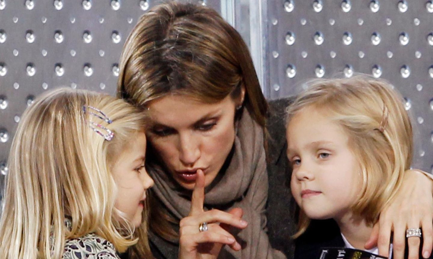 Kronprinzessin Letizia teilt Geheimnisse mit ihrer Tochter Sofia (links) und deren Cousine Irene. Eine Aufnahme aus dem Jahr 2010.