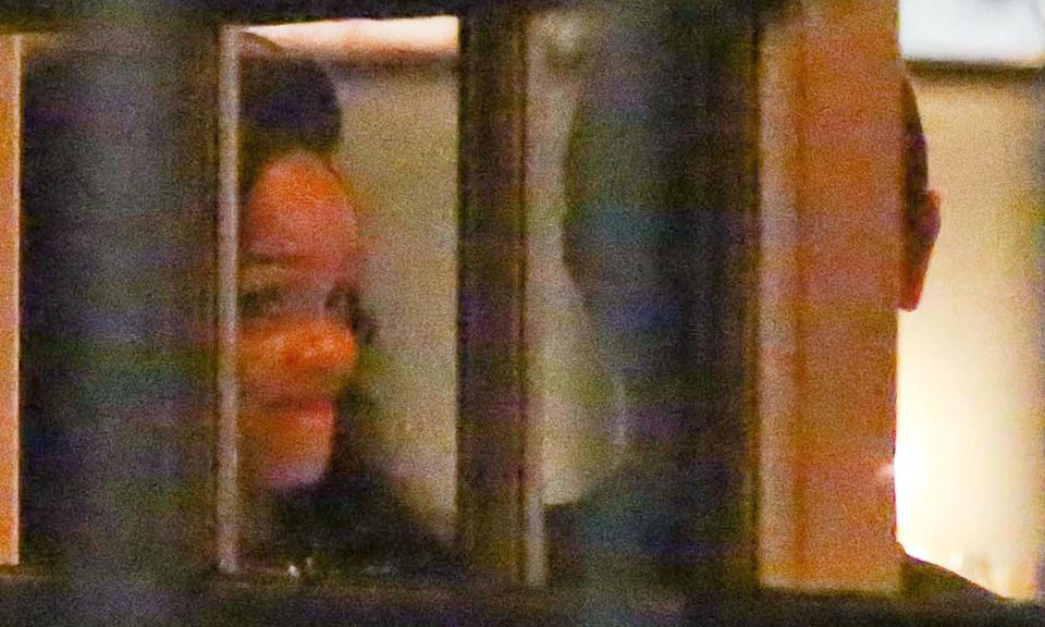 Rihanna amüsiert sich beim Dinner mit Chris Martin.