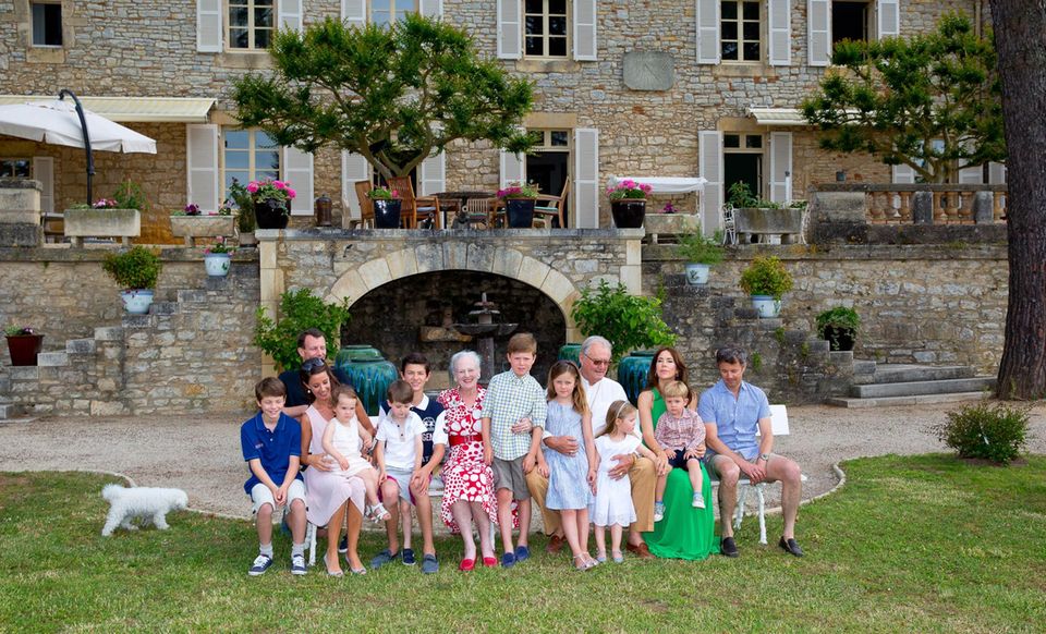 Prinz Henrik: Die gesamte dänische Königsfamilie ist an Prinz Hernriks Ehrentag auf Château de Cayx versammelt. Die gesamte dänische Königsfamilie ist an Prinz Hernriks Ehrentag auf Château de Cayx versammelt.