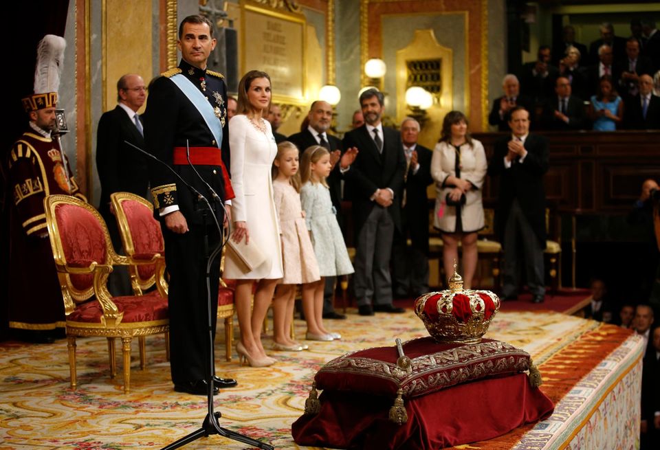 Spanisches Königspaar: Die neue Königsfamilie zeigt sich im Parlament. Neben Felipe und Letizia sind auch ihre beiden Töchter Leonor und Sofía mit dabei. Die neue Königsfamilie zeigt sich im Parlament. Neben Felipe und Letizia sind auch ihre beiden Töchter Leonor und Sofía mit dabei.