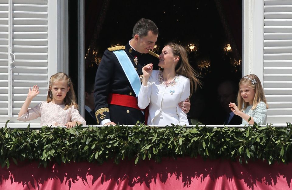 Spanisches Königspaar: Auf dem Balkon nimmt Felipe seine Letizia immer wieder kurz in den Arm. Auf dem Balkon nimmt Felipe seine Letizia immer wieder kurz in den Arm.