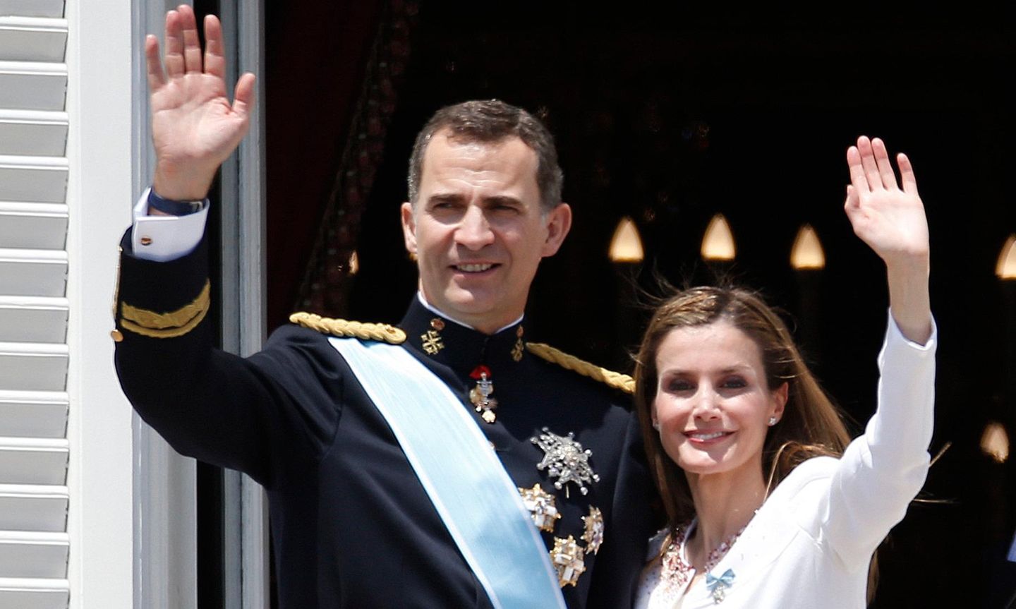 König Felipe und Königin Letizia zeigen sich auf dem Balkon des Palastes.