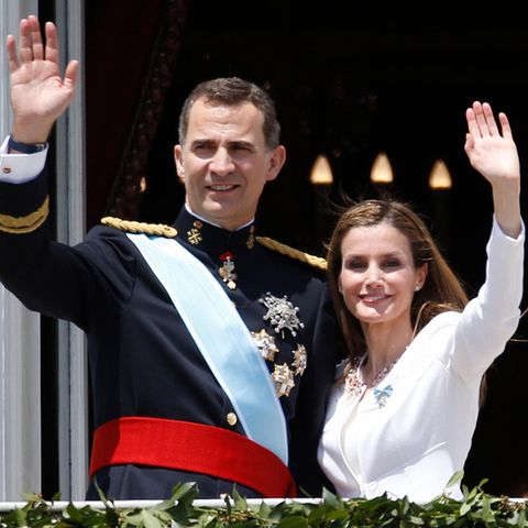 König Felipe und Königin Letizia zeigen sich auf dem Balkon des Palastes.