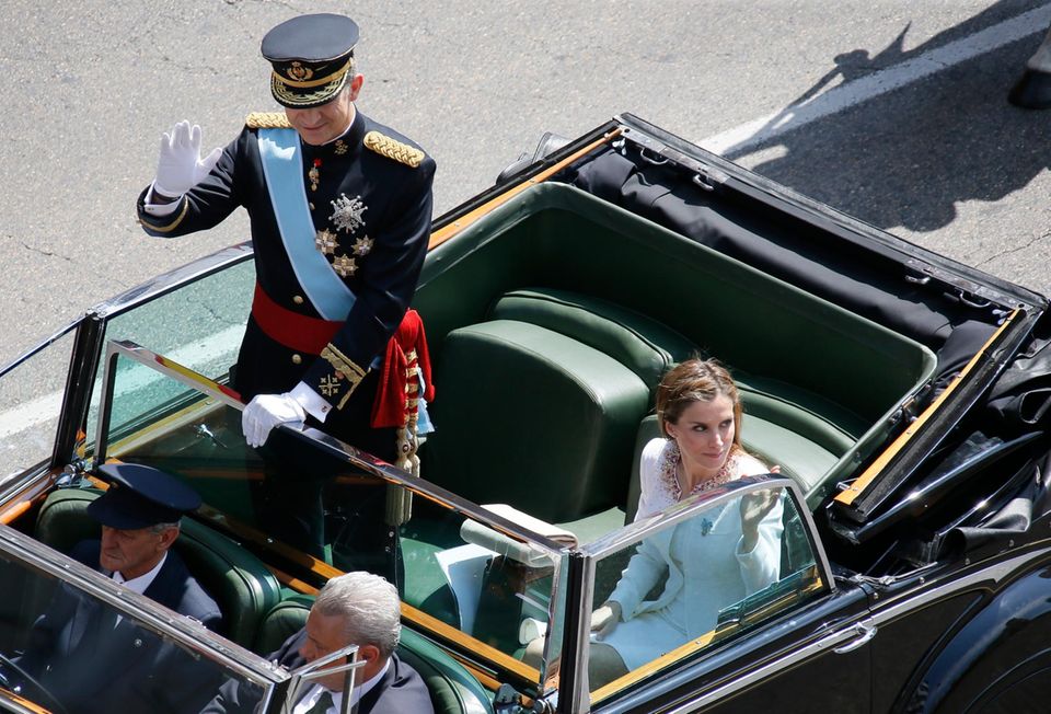 Königin Letizia ist in der Limousine sitzengeblieben, vielleicht auch, damit sie ihrem Mann nicht die Schau stiehlt.
