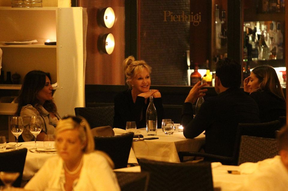 Kein romantisches Dinner zu zweit, sondern zu viert: Neben Matt Dillon sitzt seine Freundin Roberta Mastromichele (ganz rechts) - und auch Melanie Griffith hat eine Freundin mitgebracht (ganz links).