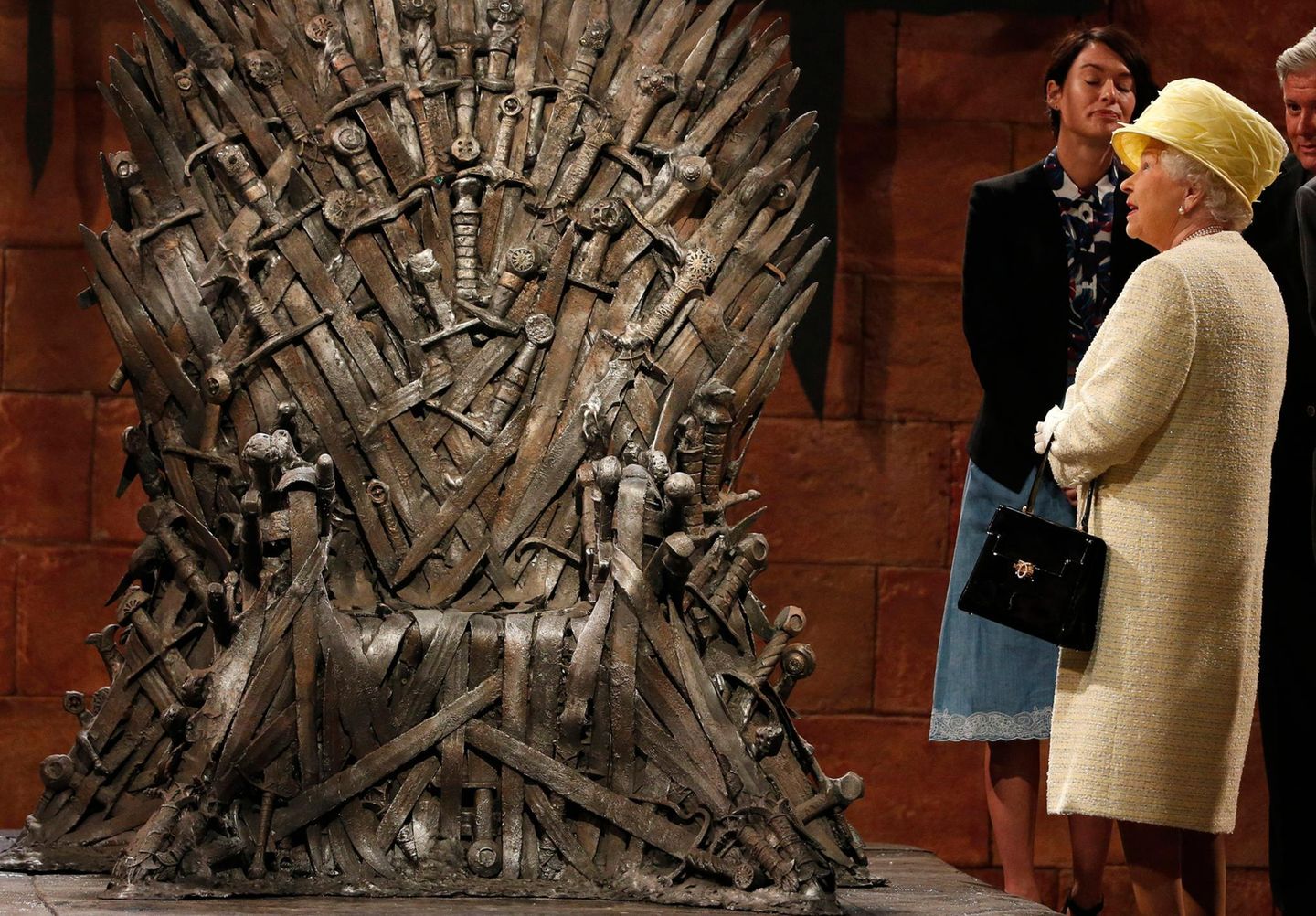 24. Juni 2014: Beim Staatsbesuch in Nordirland hat Queen Elizabeth Gelegenheit, sich am Set der Serie "Games Of Thrones" umzuschauen. Vielleicht hätte sie in dem aus Schwertern gestalteten Thron auch gerne mal Platz genommen?