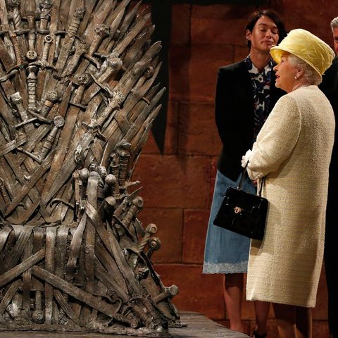 24. Juni 2014: Beim Staatsbesuch in Nordirland hat Queen Elizabeth Gelegenheit, sich am Set der Serie "Games Of Thrones" umzuschauen. Vielleicht hätte sie in dem aus Schwertern gestalteten Thron auch gerne mal Platz genommen?