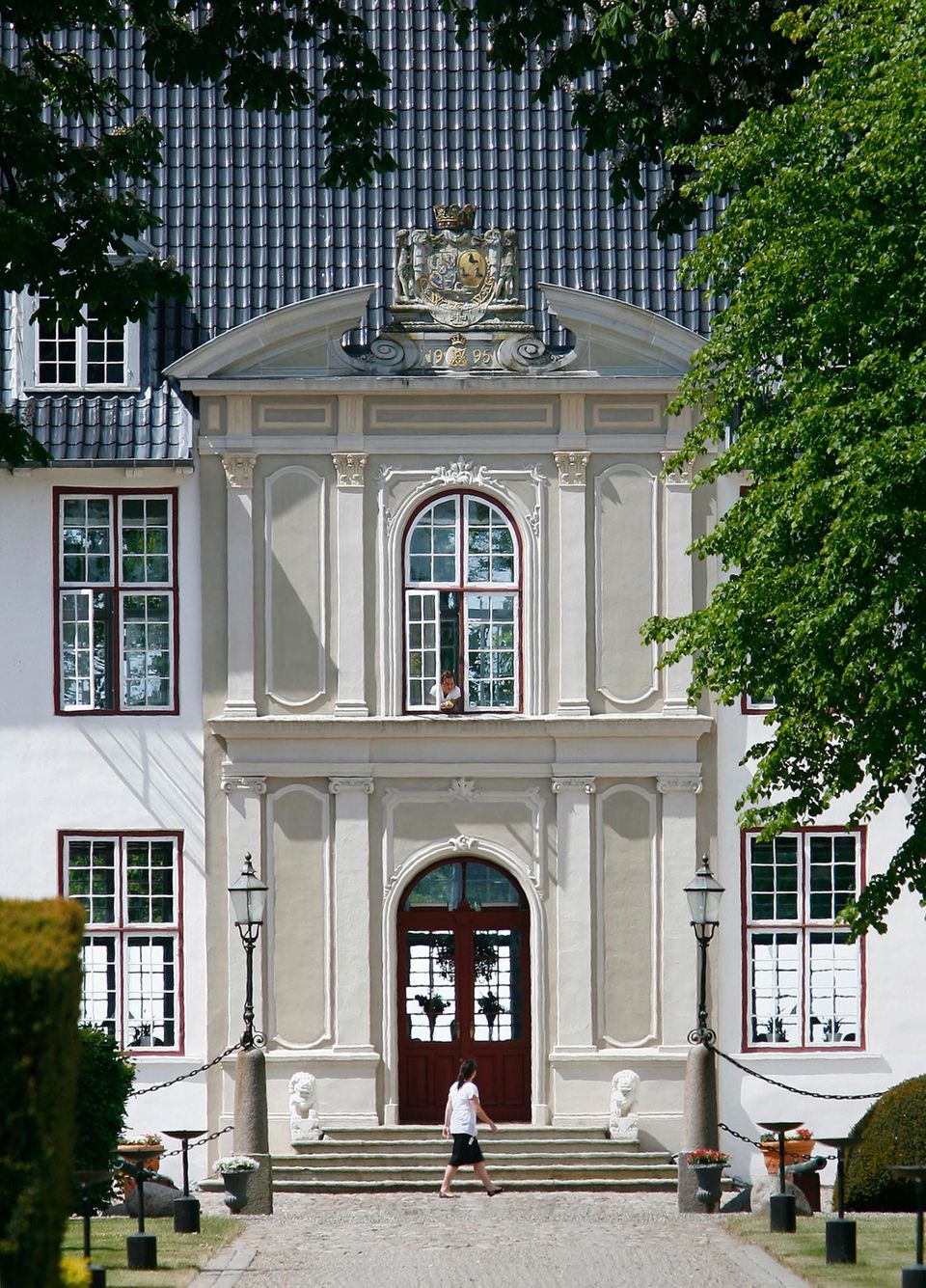Prinz Joachim + Prinzessin Marie: Der bisherige Wohnsitz von Prinz Joachim und Prinzessin Marie ist das Barockschloss Schackenborg, das im kleinen Örtchen Møgeltønder im Süden von Jütland liegt. Der bisherige Wohnsitz von Prinz Joachim und Prinzessin Marie ist das Barockschloss Schackenborg, das im kleinen Örtchen Møgeltønder im Süden von Jütland liegt.