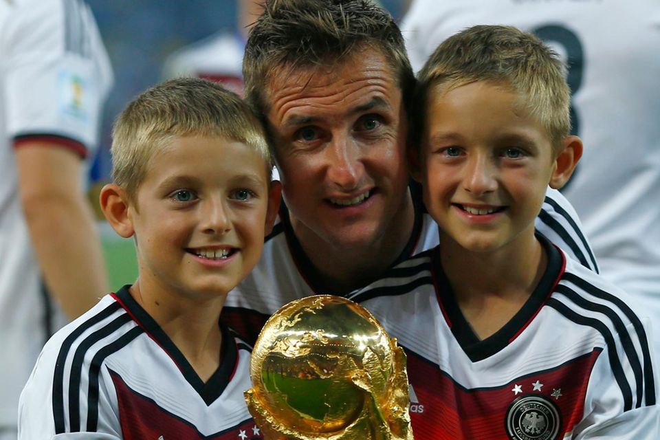 Unsere Spieler und ihre Familien: Miroslav Klose mit seinen Zwillingen Luan und Noah Miroslav Klose mit seinen Zwillingen Luan und Noah