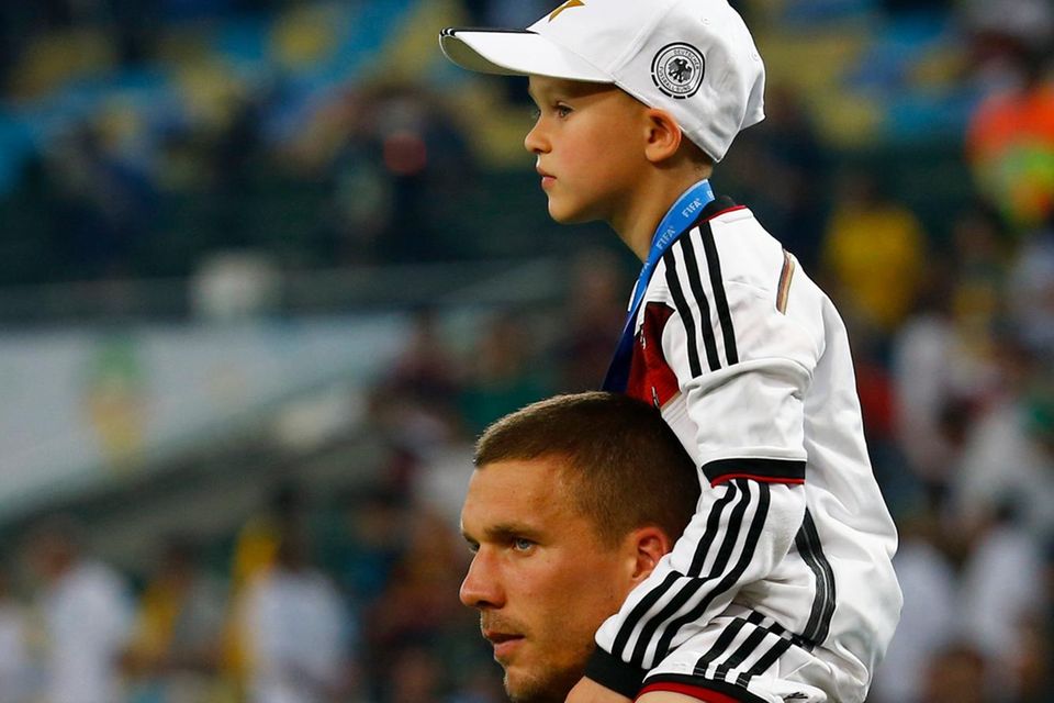 Lukas Podolski trägt Sohn Louis auf seinen Schultern