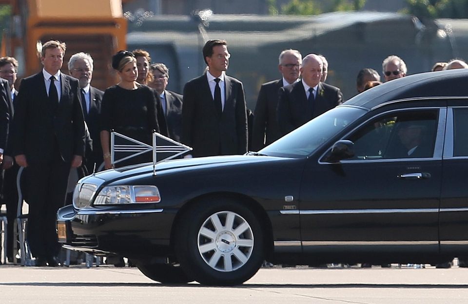 Das niederländische Königspaar salutiert den Leichenwagen mit den Opfern des Todefluges MH17.